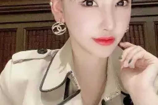 撒贝宁带娃游玩迪士尼儿子穿东北碎花衬衫抢镜洋媳妇气质不俗