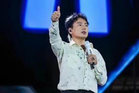 33岁知名歌手演唱会多次下跪感谢观众被批“作秀”本人首度公开回应